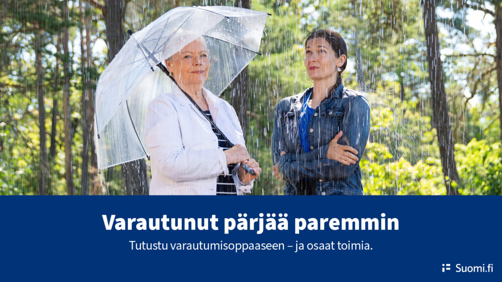 Kaksi naista sateessa. toisella sateenvarjo. Teksti varautunut pärjää paremmin, tutustu varautumisoppaaseen ja osaat toimia, Suomi.fi.